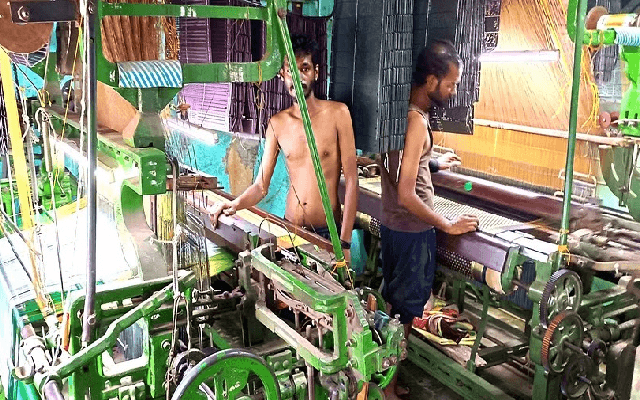 Weavers Protest Municipality’s Mandatory License Notice