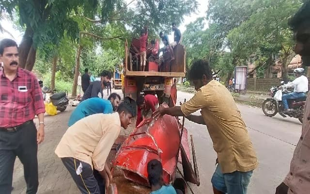 ‘Operation Tiger’ Drives Away Vendors Along Airport Road