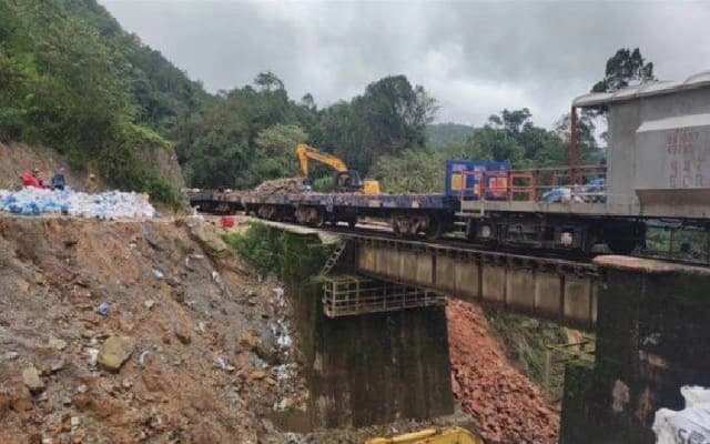 Major Landslide at Edakumeri Delays Bengaluru-Mangaluru Train Services