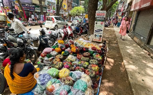 Mysuru hoteliers push for eviction of footpath vendors, MCC assures action