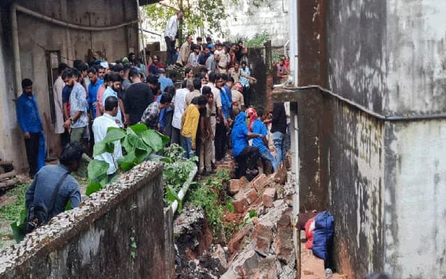 Thokkottu Olapete Park Wall Collapses After Two Months: Public Demands Investigation