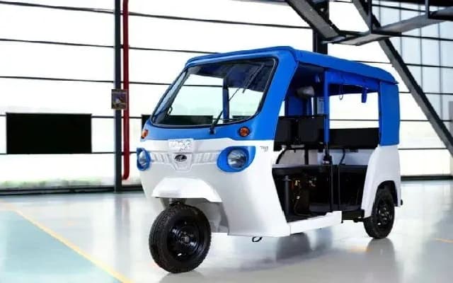 Auto-rickshaw Drivers Protest Against DC’s Order Allowing Electric Autos in D