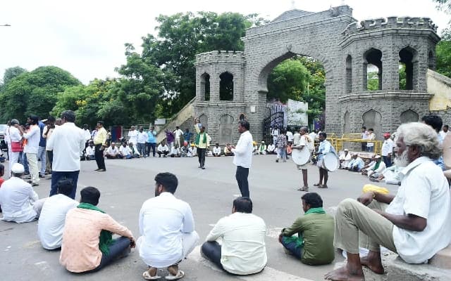 Kalaburagi Farmers Protest Over Unpaid Sugarcane Dues