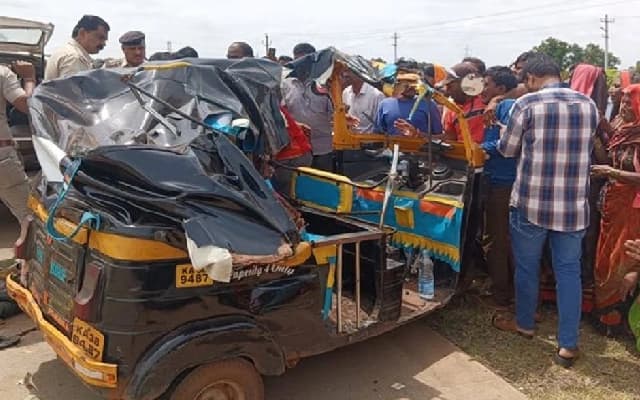 Fatal Head-On Collision in Bidar: Three Dead, Three Critically Injured