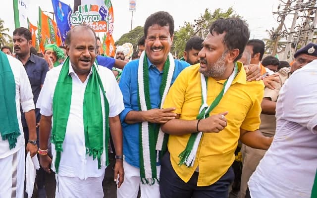 Kumaraswamy Joins Farmers in Mandya After Mysuru Chalo Padayatra