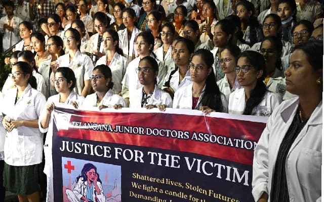 Bengaluru Medicos Hold Candlelight March in Response to Kolkata Tragedy