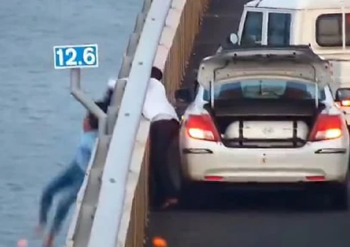 Heroic Rescue: Woman Saved from Atal Setu Bridge by Cab Driver and Police