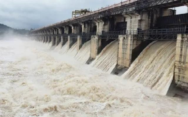 Singatalur Dam Crest Gate Failure Causes Alarm in Gadag