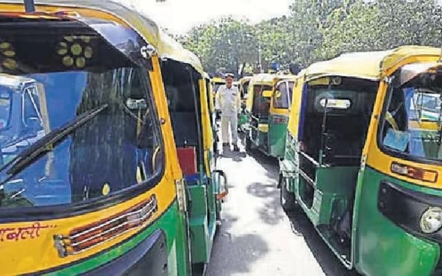 Bengaluru Auto Driver Wins Hearts with Honesty, Returns Forgotten Money