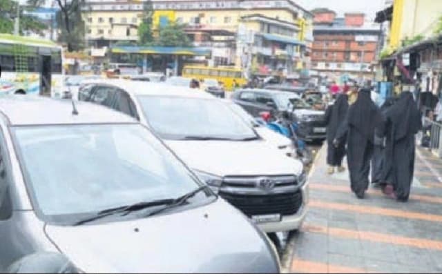 Traffic Disruptions in Mangaluru Due to Haphazard Parking Near Schools