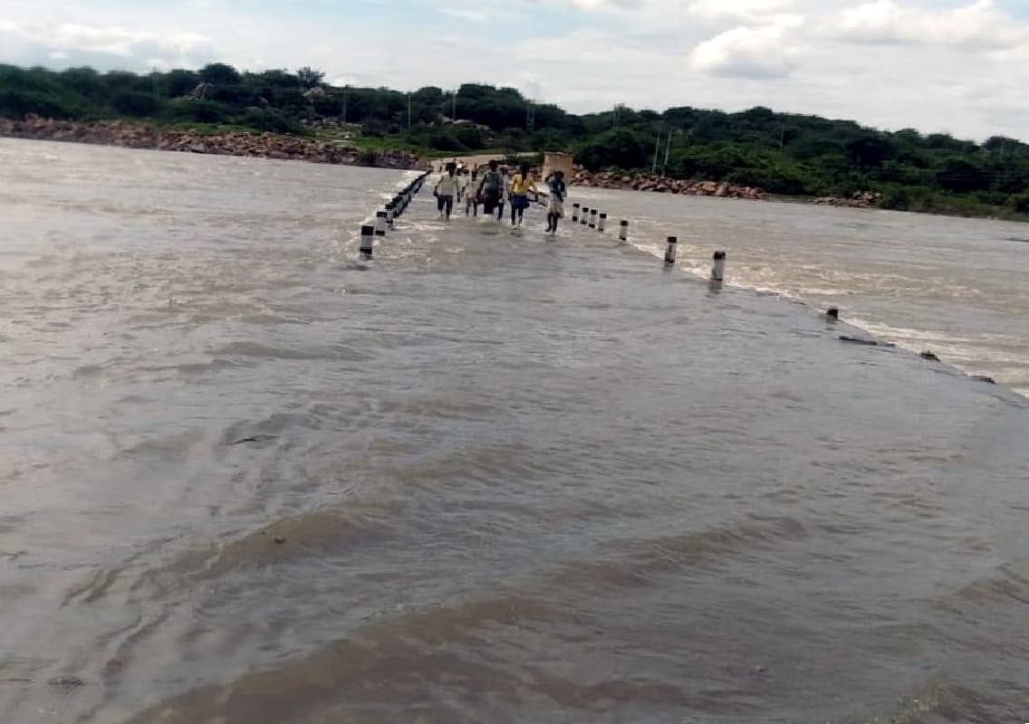 Floods Inundate Sheelahalli Bridge, Disrupt Lives in Lingasuguru Taluk