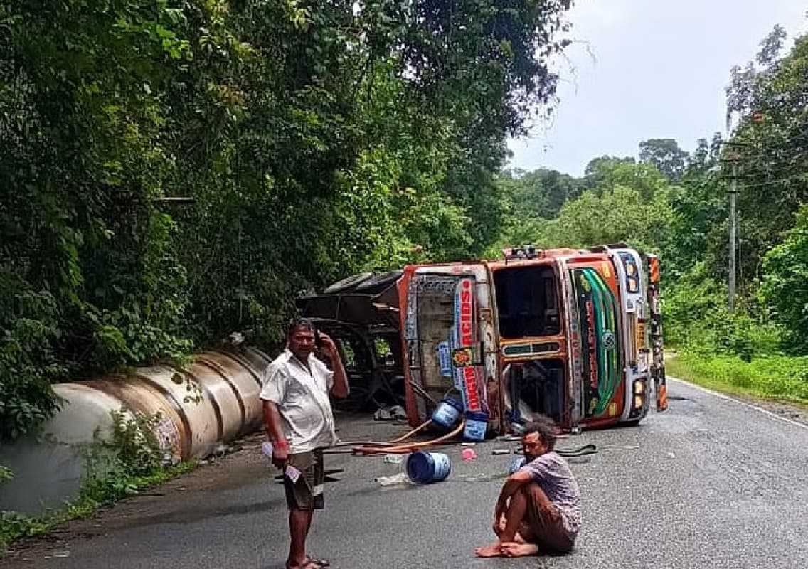 Tanker Carrying Sulfuric Acid Overturns on National Highway in Ankola