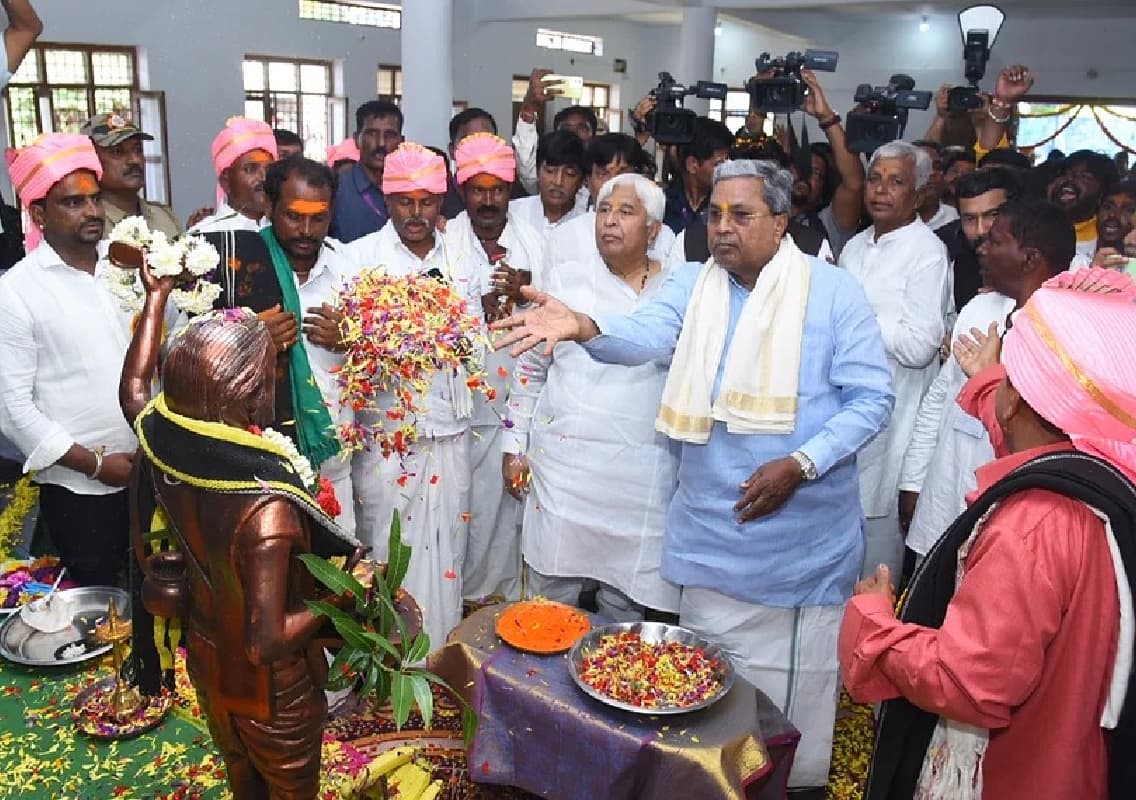 Karnataka Chief Minister Siddaramaiah Seeks Blessings at Devaragudda Temples