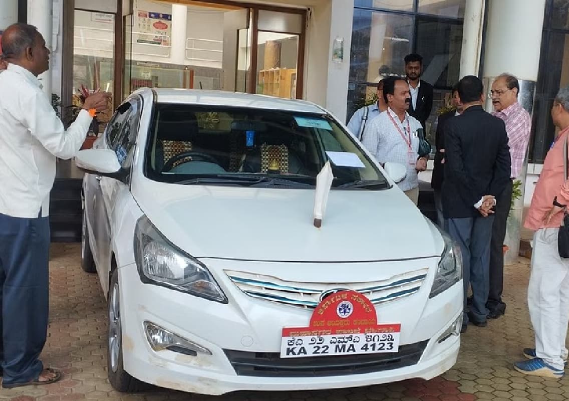 Land Compensation Claimant Pastes Court Notice on SDO’s Vehicle in Belagavi Dispute