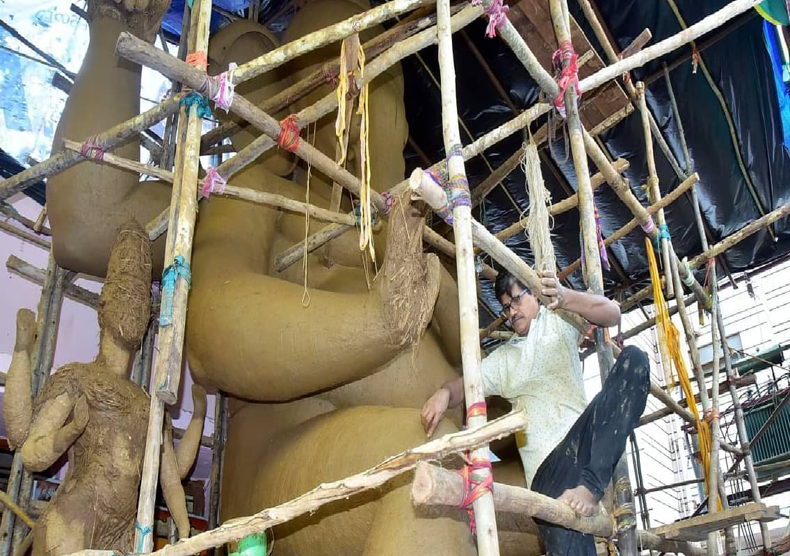 Bengali Artisans Bring Hubballi’s Grand Ganesh Chaturthi to Life