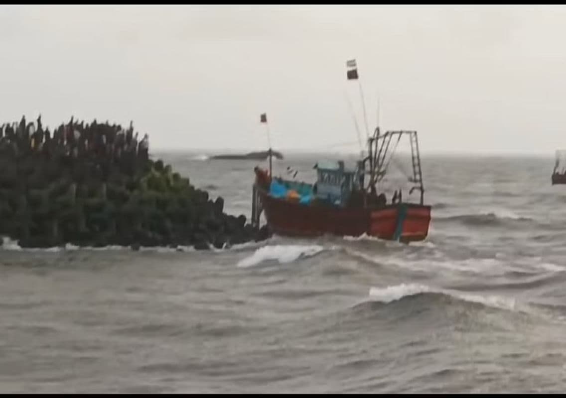 Fishing Boat Sinks Off Tenginagundi Coast; All Eight Fishermen Rescued