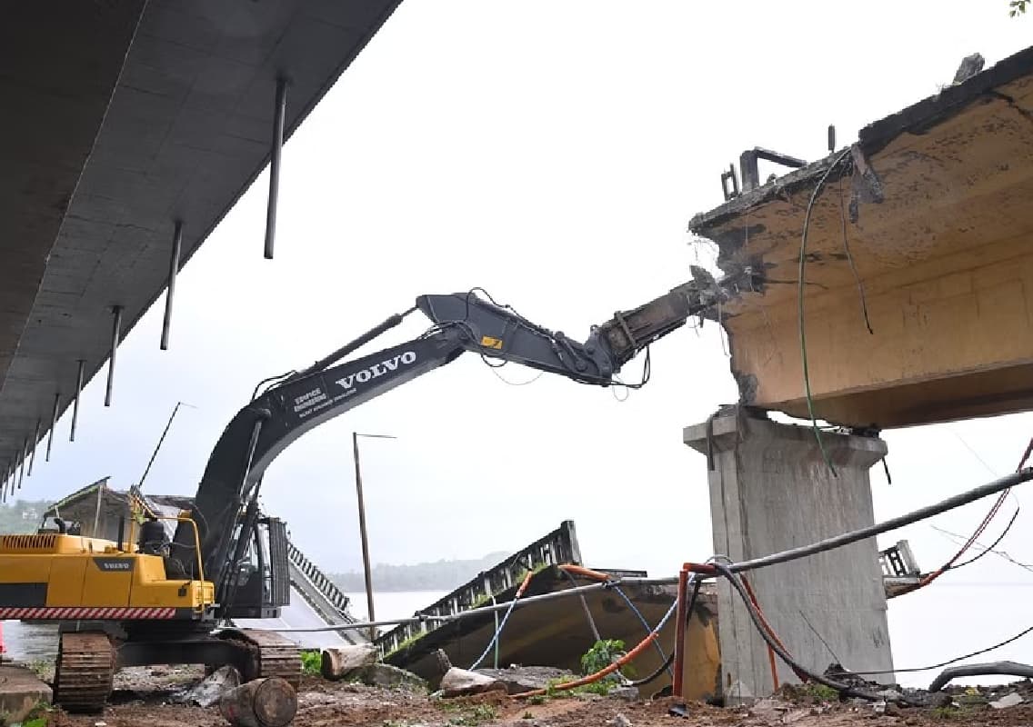 Debris Clearance Begins at Collapsed Kali Bridge in Karwar