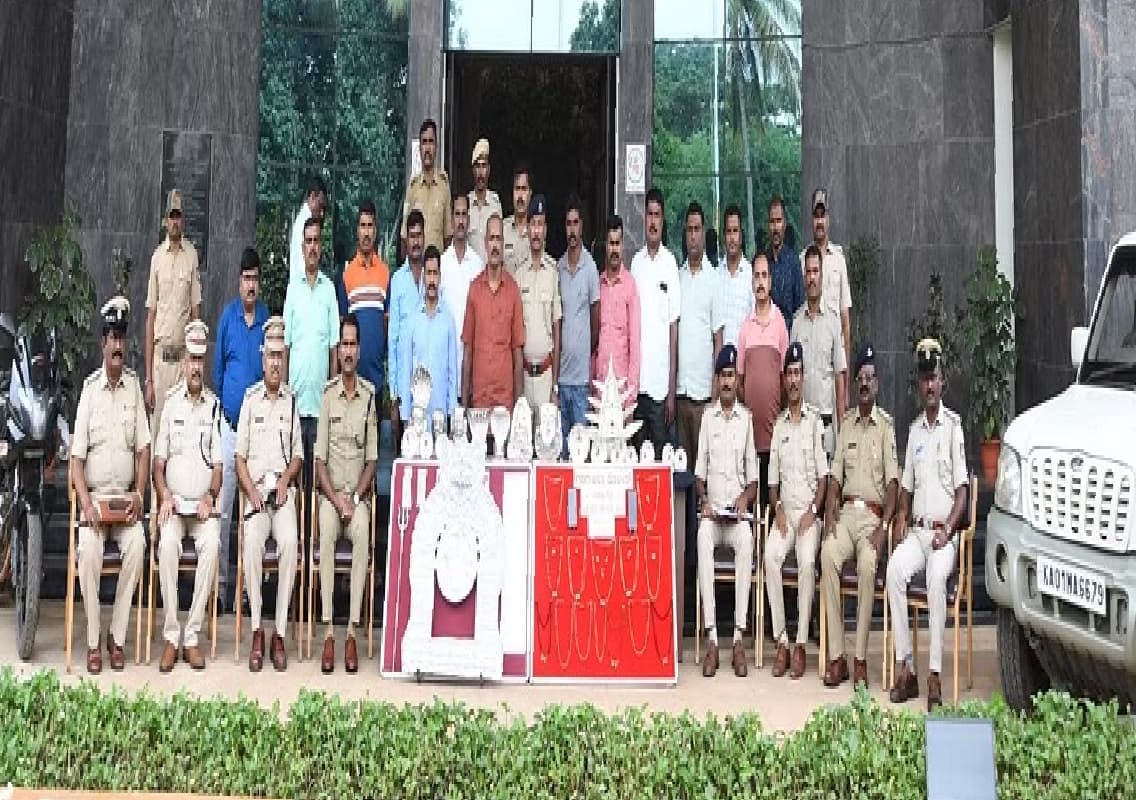Inter-District Thieves Arrested in Gadag; Gold Jewellery and Vehicles Worth ₹46.22 Lakh Seized