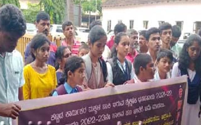 Children of Construction Workers Protest in Kundapur Over Delayed Educational Aid