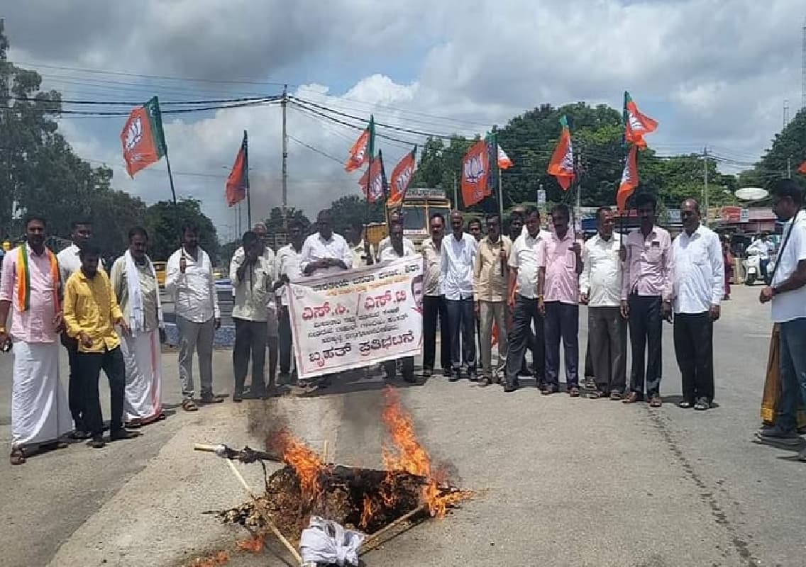BJP Workers Burn Rahul Gandhi’s Effigy Over Reservation Remarks