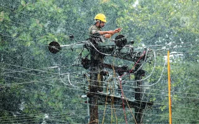 Power Poles Collapse on Highway, Mescom Linemen Respond Swiftly