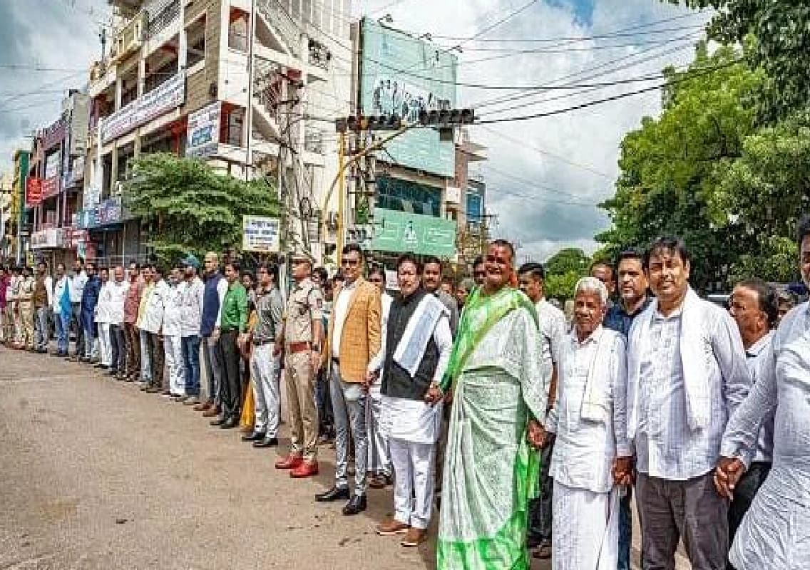 Karnataka Forms 2,500-Km-Long Human Chain to Mark International Day of Democracy