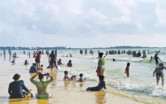 Tourists Flock to Malpe Beach Despite Safety Barriers