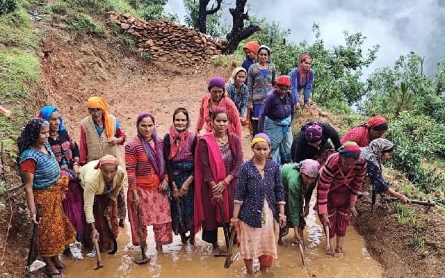 Women Construct Over 200 Rainwater Harvesting Pits in Vitlamudnoor to Boost Groundwater Levels