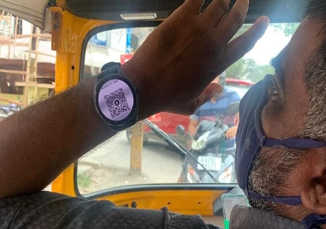 Bengaluru Autorickshaw Driver Uses Smartwatch for QR Payments, Impresses Netizens