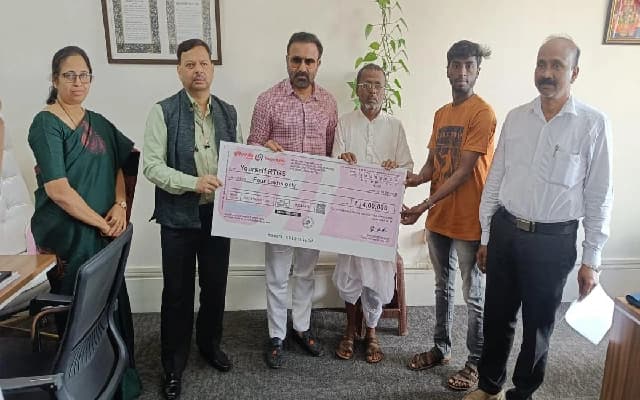 Family of Mangaluru Gig Worker Receives Rs 4 Lakh Insurance Payout