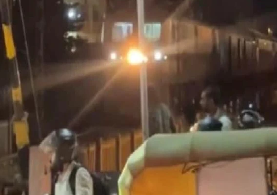 Bengaluru Traffic Chaos: Train Stuck at Railway Gate Due to Vehicle Congestion