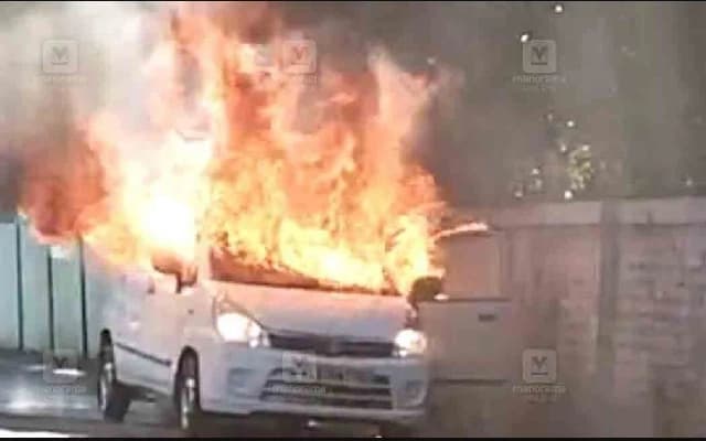 Car Catches Fire at Kinnimulki, Driver Escapes Unharmed