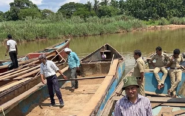 Crackdown on Illegal Sand Mining in Bantwal: 23 Boats Seized
