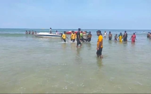 Tourist from Bangalore Rescued from Drowning at Murdeshwar Beach