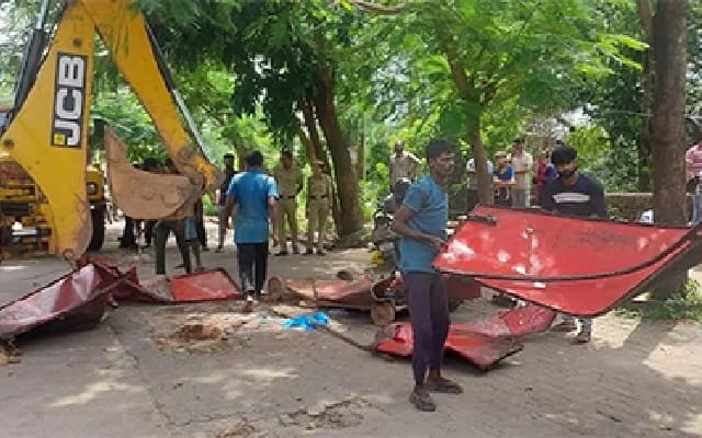 Street Vendors Protest Bulldozer Evictions by MCC