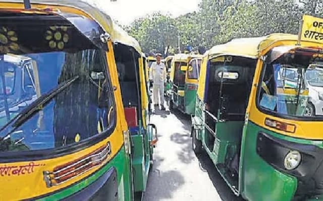 Bengaluru Auto Driver’s Kindness Goes Viral, Returning Passenger’s Lost Gold Chain