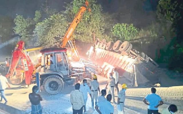 Tragic Truck Overturn at Ottinene Curve Claims Driver’s Life