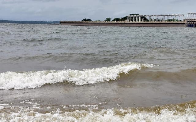 Mandya Officials Directed to Address Lake Water Levels and Rain Damage Compensation