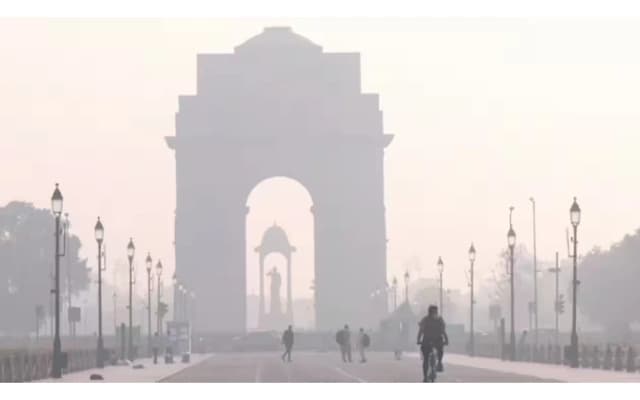 Delhi Suffers Severe Air Quality as Smog Engulfs the City