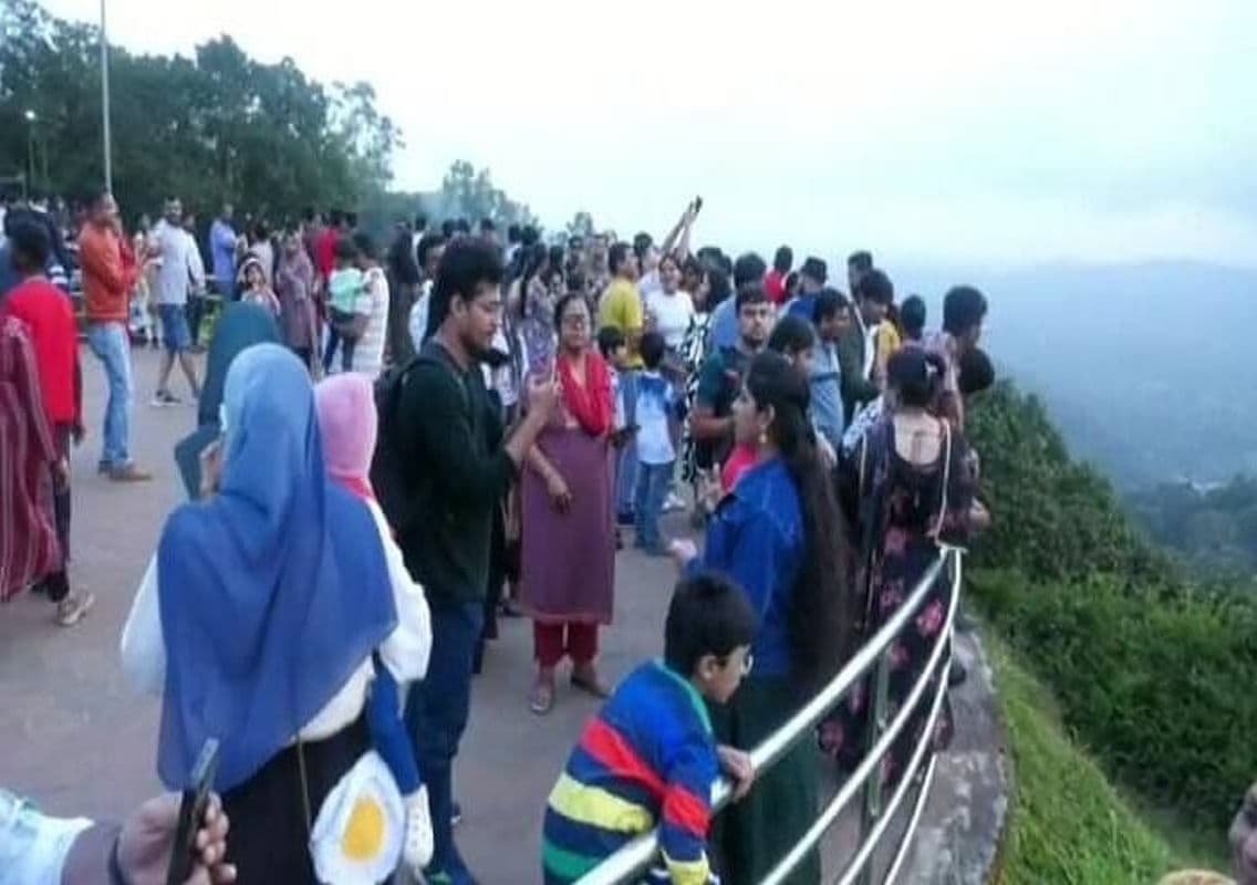 Continuous Holiday Brings Tourist Surge to Kodagu: Scenic Spots and Temples Overflow with Visitors
