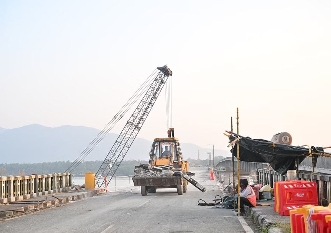 Slow Progress in Demolition of Kali Bridge Remnants in Kodibag, Karwar