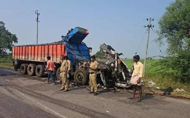 Truck Driver Dies in Collision with Stationary Vehicle near Javalagera