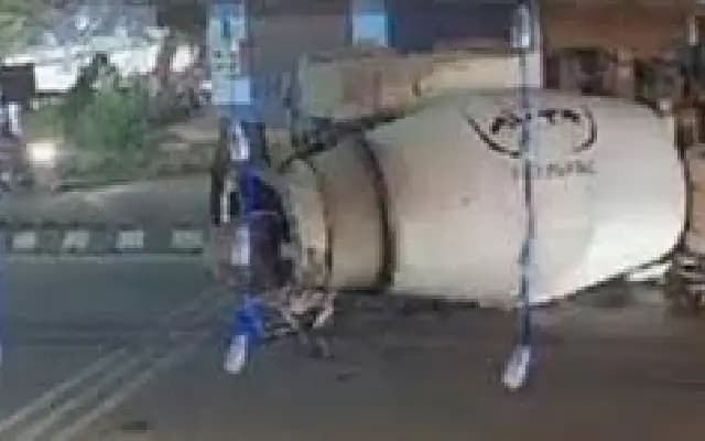 Cement Truck Overturns on Ambagilu-Manipal Road