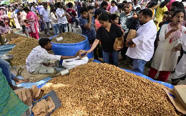 Kadalekai Parishe Brings Festivities and Nostalgia to Bull Temple Road