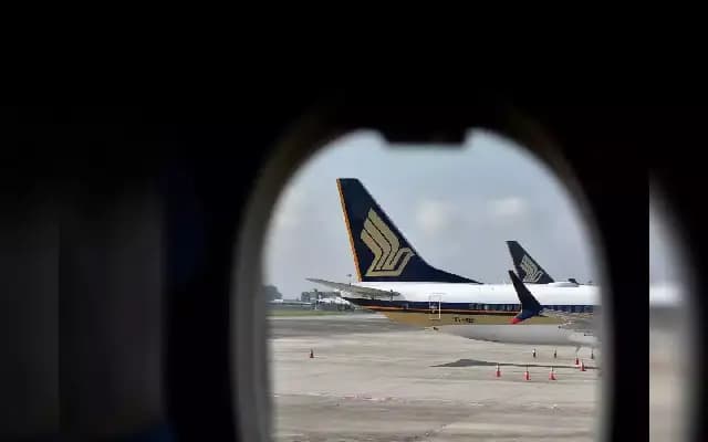 Singapore Airlines Airbus A380 rolls back at Delhi Airport due to pilot error