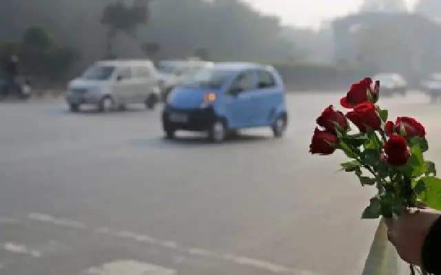 Yadgir police promote helmet safety with roses