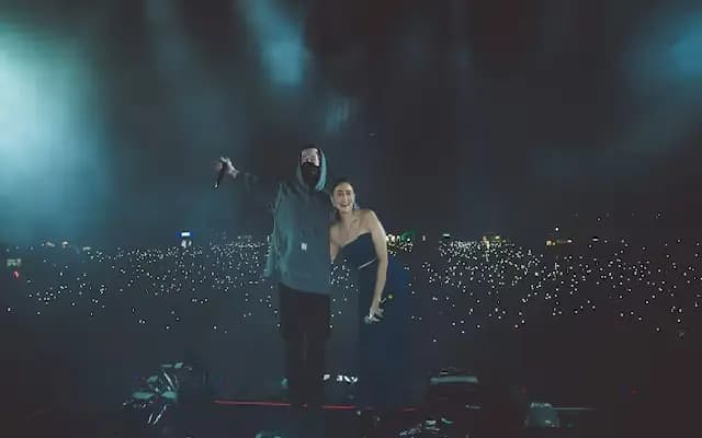 “Alia Bhatt Joins DJ Alan Walker Live in Bengaluru”