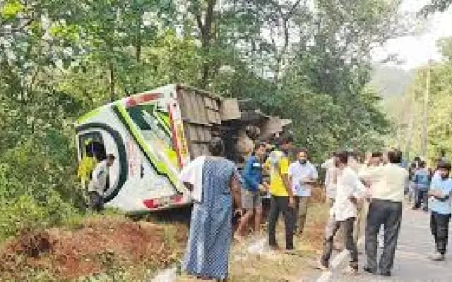 School bus overturns in Dandeli, students rescued by locals