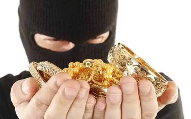 Robbers assault Pune jewellery shop owner, steal gold
