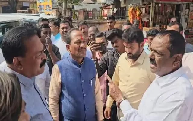 Shiv Sena (UBT) Protests in Kolhapur Over Karnataka Boundary Dispute